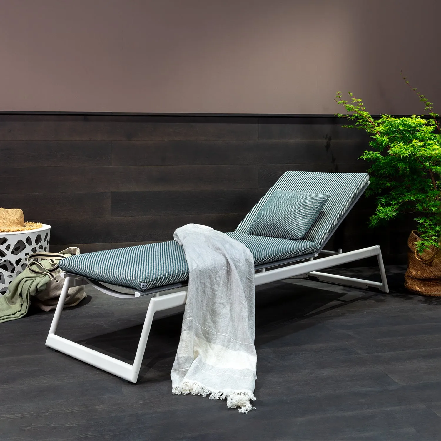 rolf benz | yoko outdoor sun lounger | anthracite